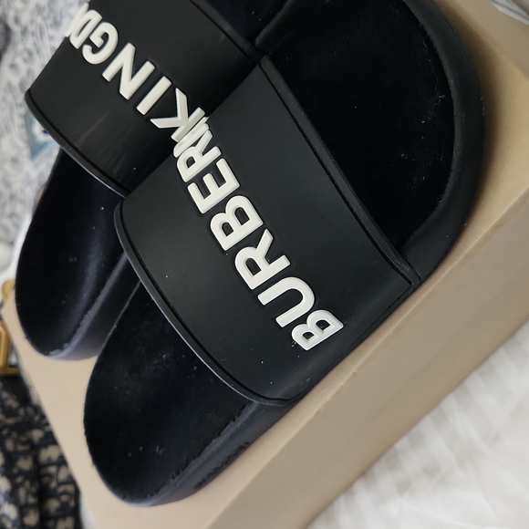 [SOLD]Authentic Burberry Slide - Picture 3 of 7